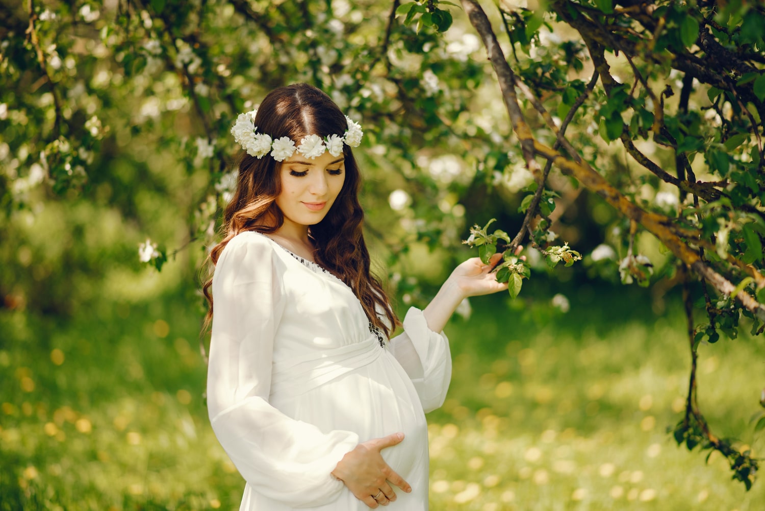 Stunning Outdoor Maternity Photos: Celebrating Women