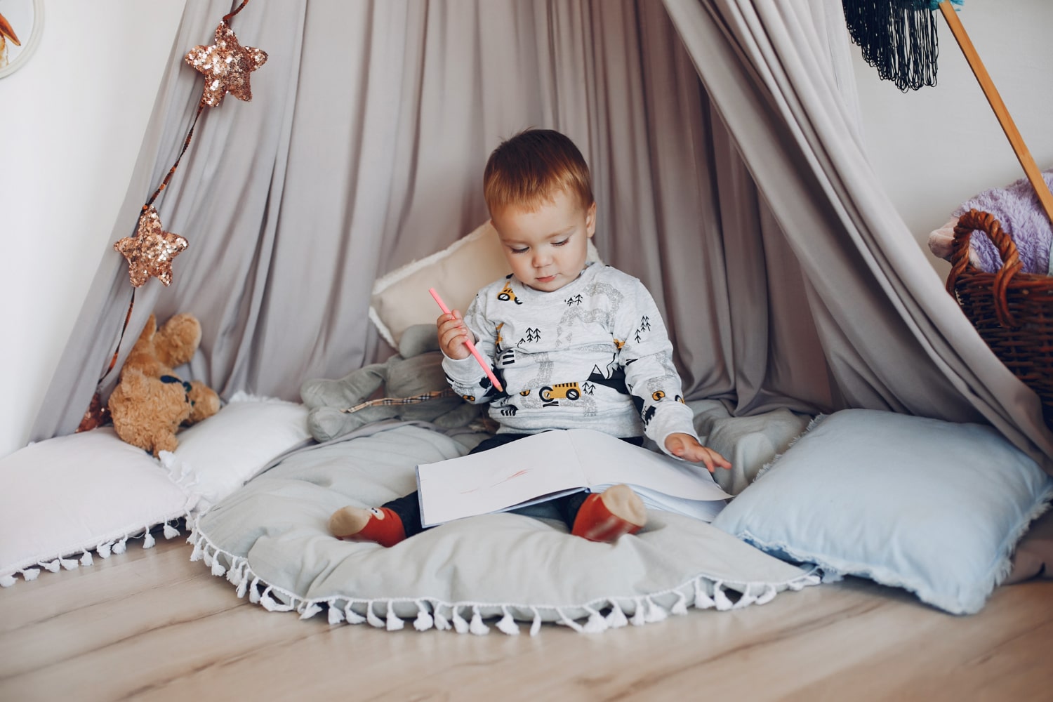 Bookworm-themed newborn baby photoshoot
