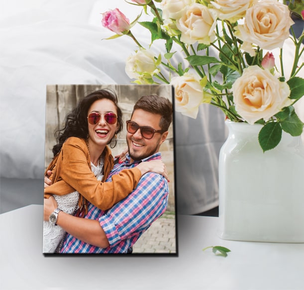 Couple embraces by a photo frame, adding a personal touch to workspace with table frames—perfect Chinese New Year gifts.