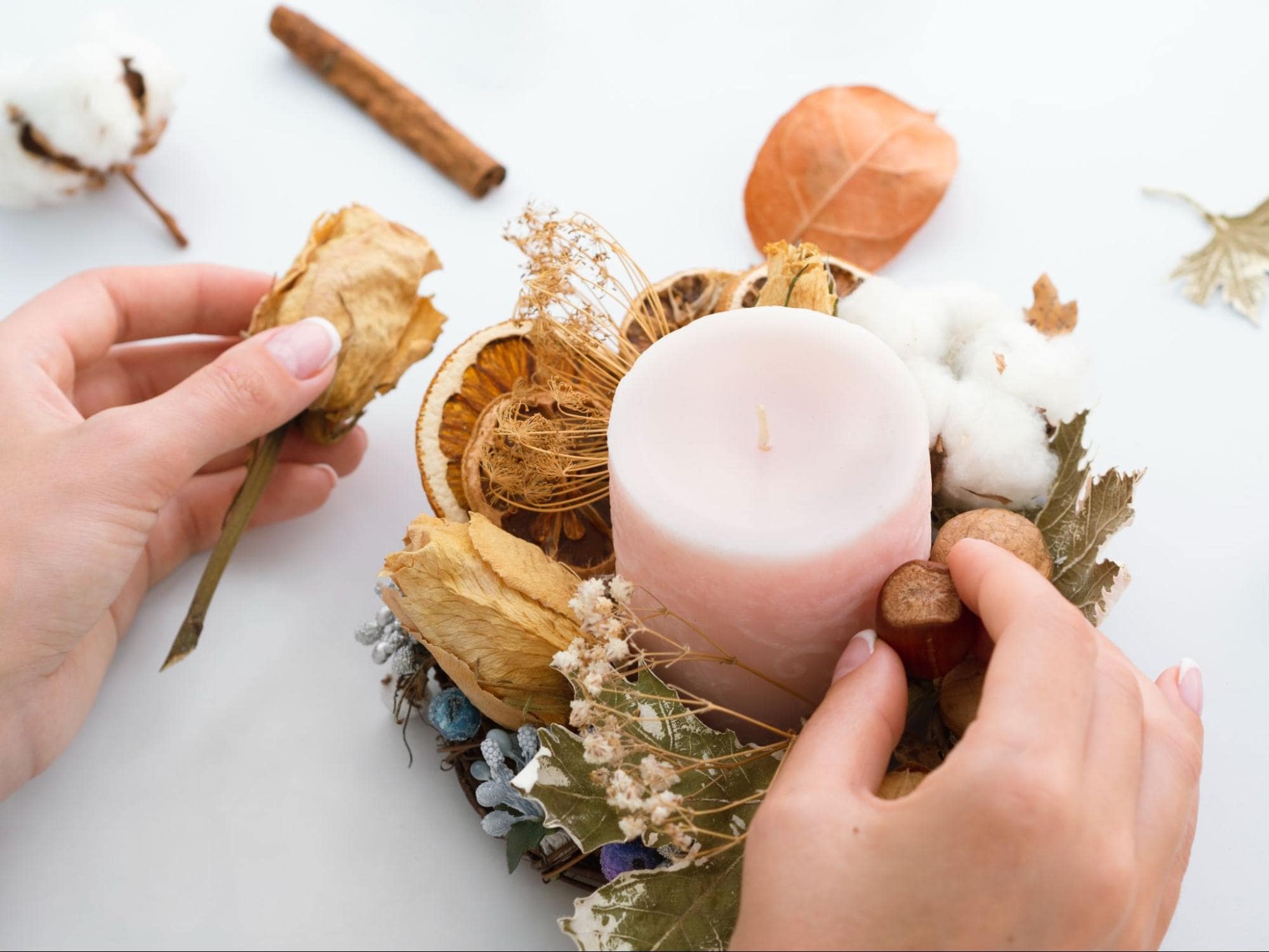 Handcrafting a decorative candle, a warm and romantic gift for your girlfriend.
